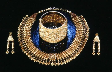 Collier, bracelet et boucles d